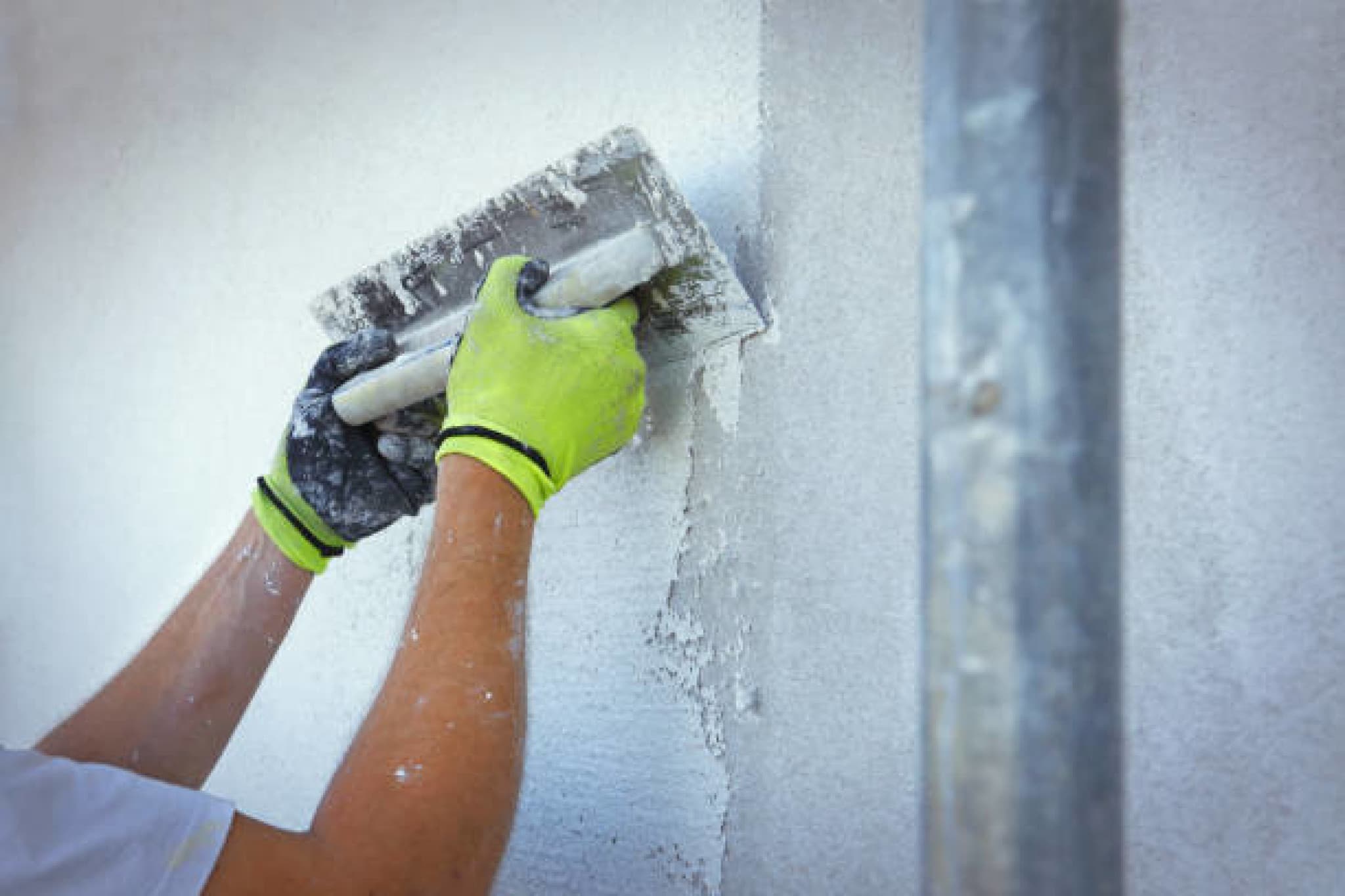 Skim Coat vs Plastering: What's the Difference & Which One Do You Need?